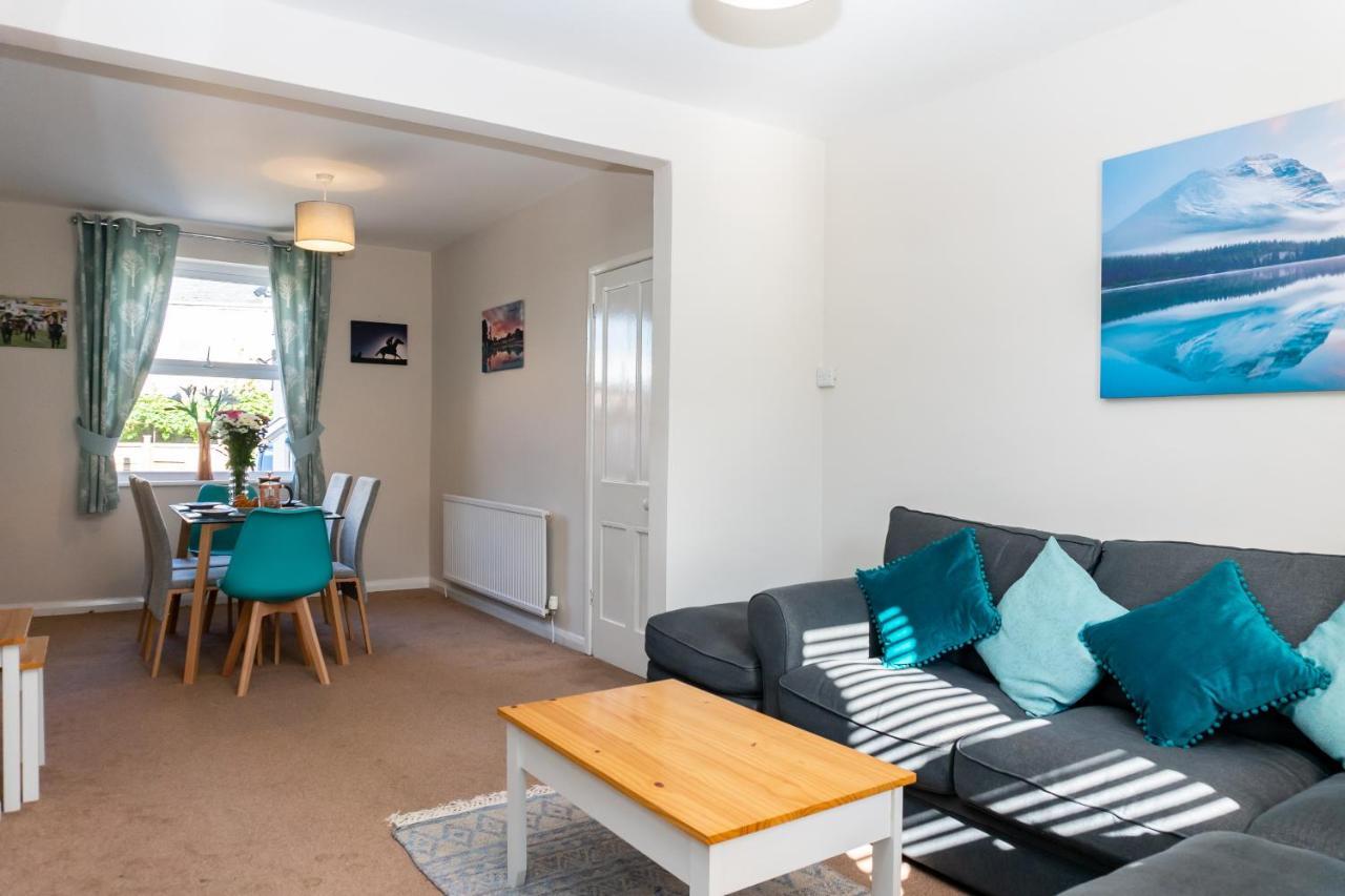 Cheltenham-spacious 2 Bedroom Home-sleeps 6-parking-garden-wifi Holiday home *